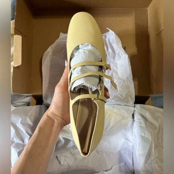 Charles & Keith Claudie Patent Buckle Mary Janeās Yellow - Picture 7 of 9